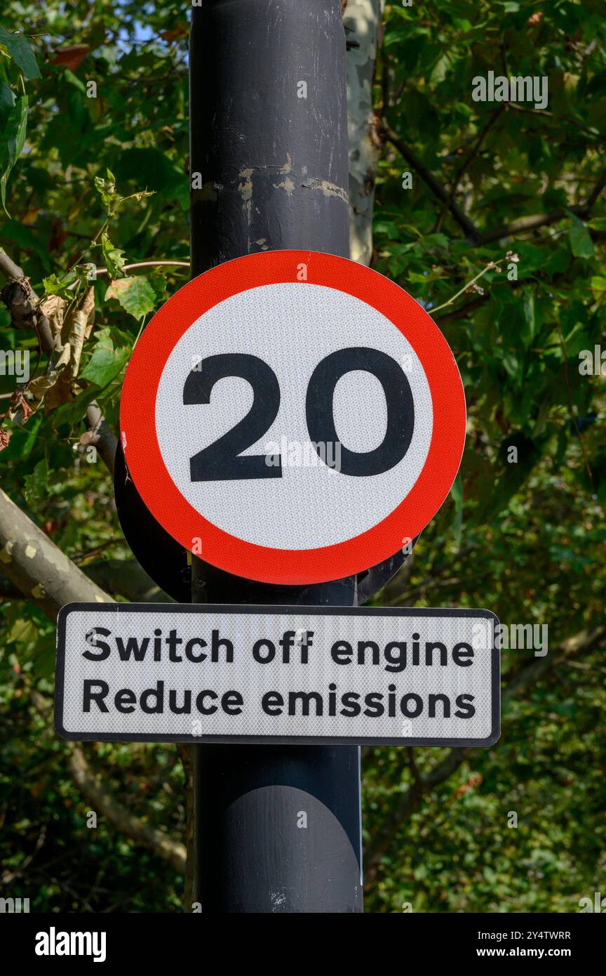 Londra, Regno Unito. Segnali stradali sulla Victoria Embankment: Limite di velocità 20 mph e spegnere il motore per ridurre le emissioni Foto Stock