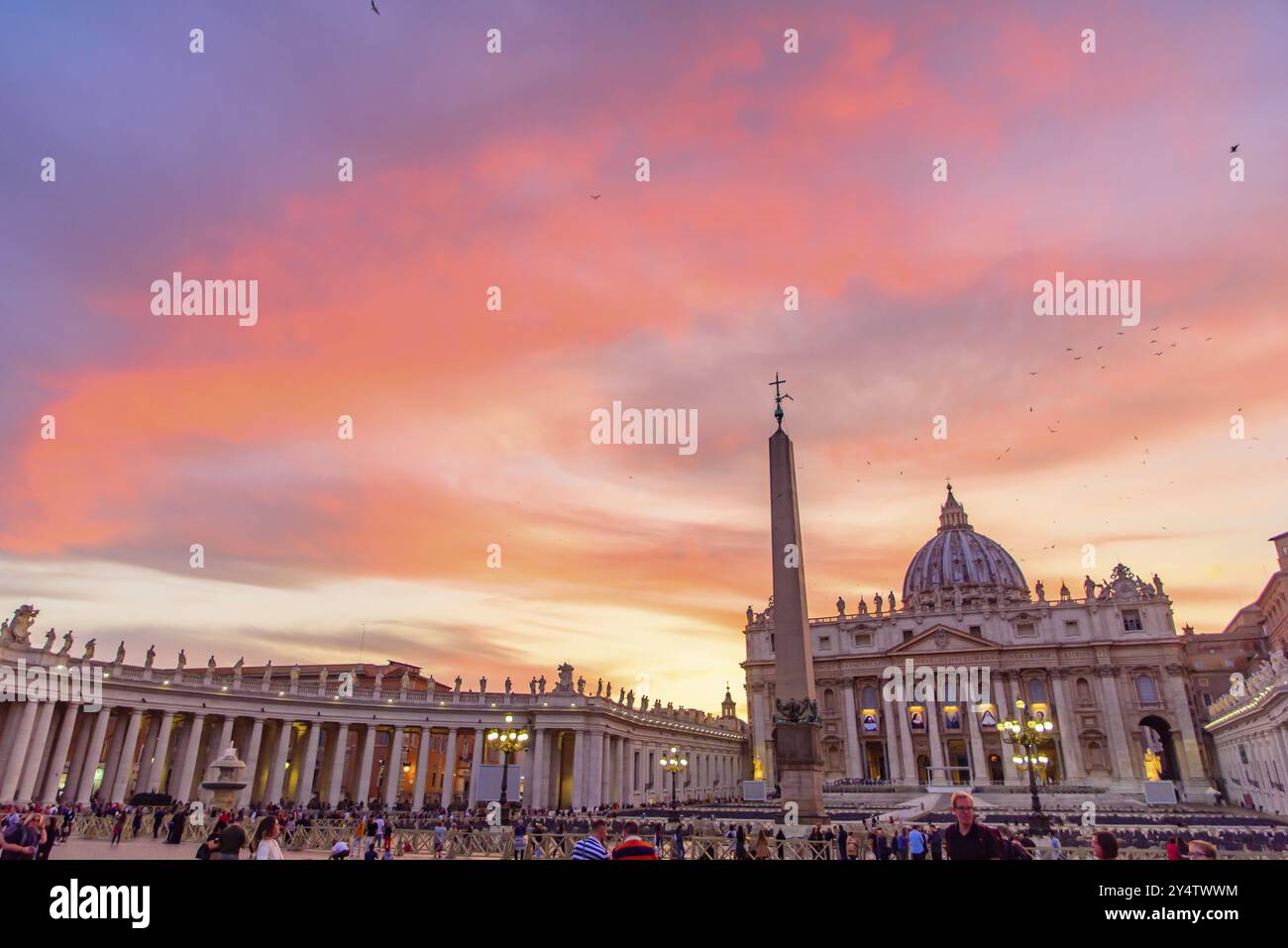 Vista al tramonto della Basilica di San Pietro nella Città del Vaticano