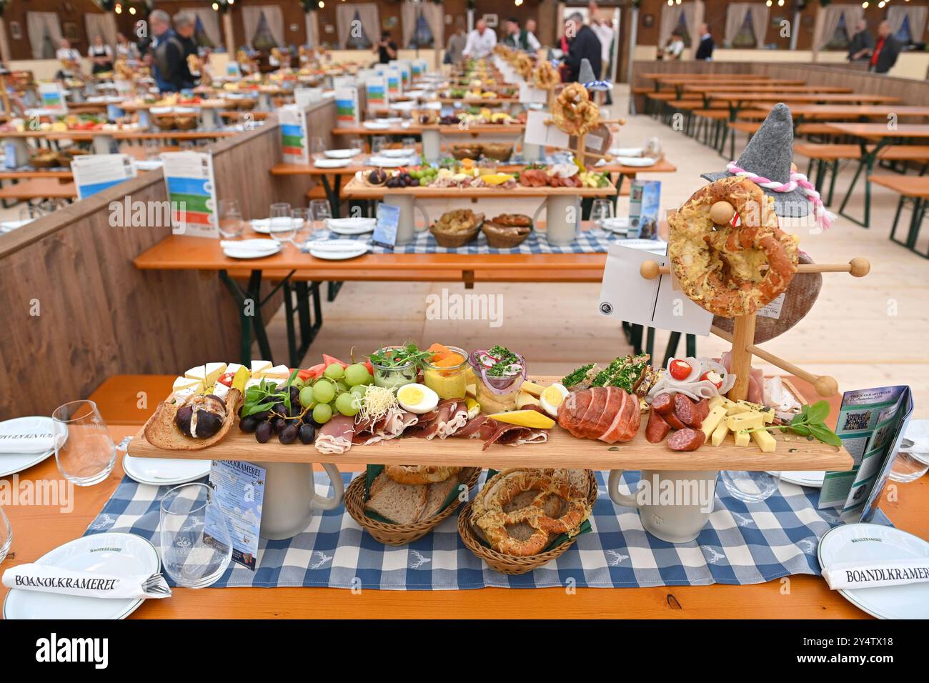 Gedeckte Tische mit bayerischer Brotzeit im Festzelt BOANDLKRAMEREI auf der Oide Wiesn, Zelt, Bierzelt, Presserundgang vor dem 189. Oktoberfest 2024 am 19.09.2024 *** tavoli fissi con spuntini bavaresi nella tenda BOANDLKRAMEREI presso l'Oide Wiesn, tenda, tenda della birra, tour stampa prima dell'Oktoberfest 189 2024 il 19 09 2024 Foto Stock