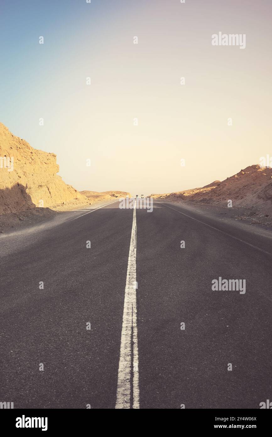 Strada del deserto al tramonto, colori applicati, Egitto. Foto Stock