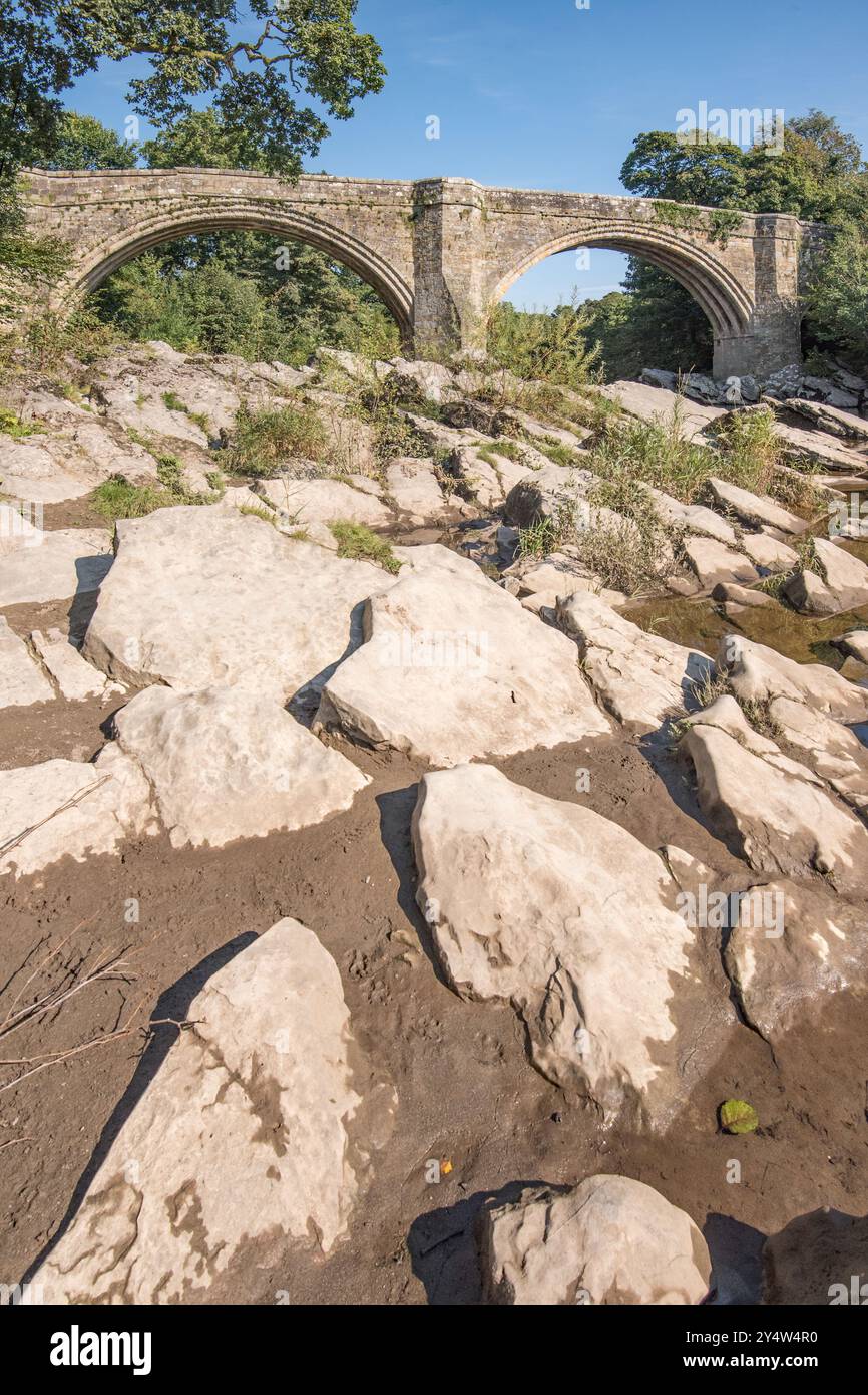 Lungo il fiume Lune a sud e ad est di Kirkby Lonsdale si trova il devil's Bridge, magnifico ponte a tre archi, Foto Stock