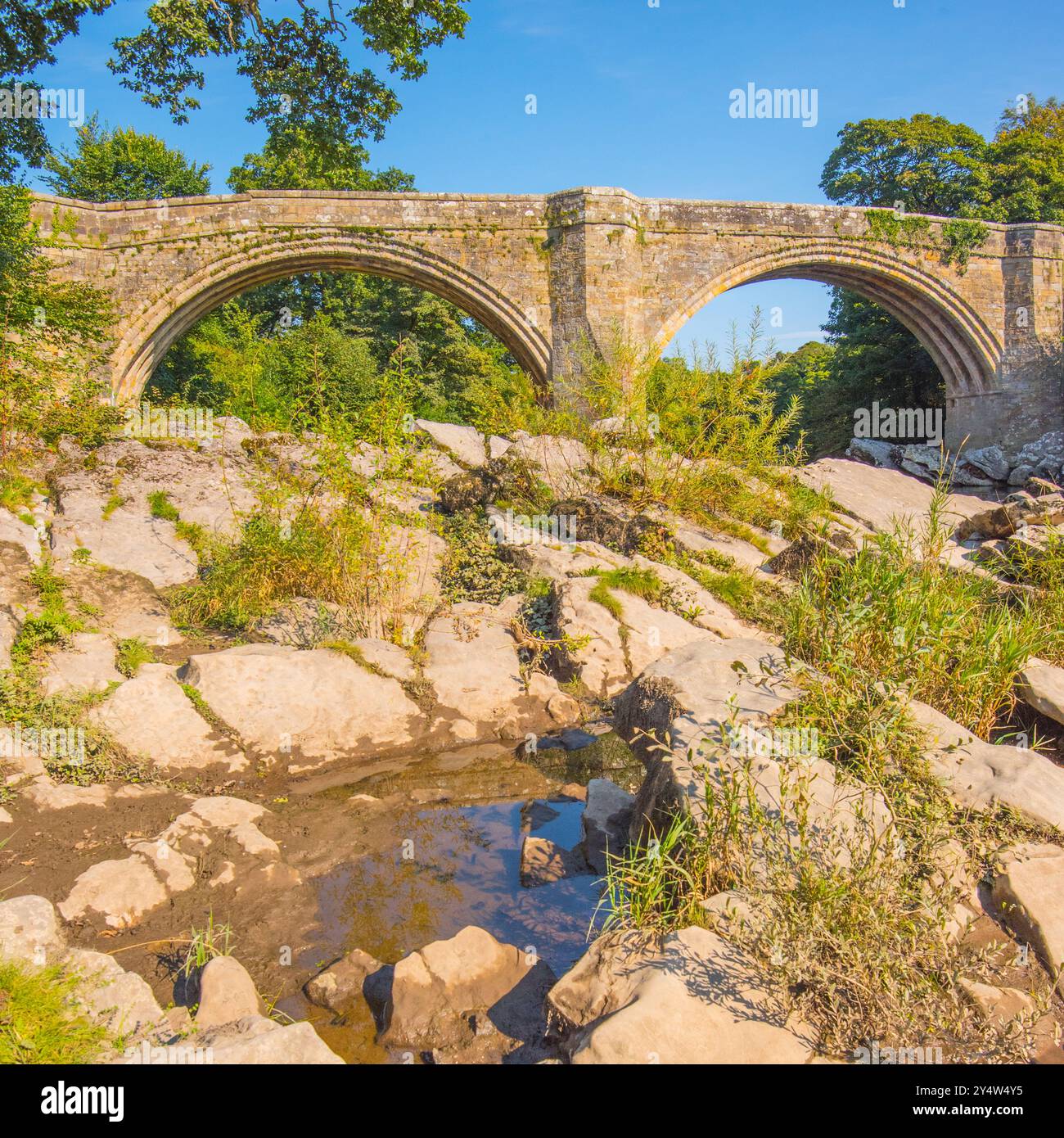 Lungo il fiume Lune a sud e ad est di Kirkby Lonsdale si trova il devil's Bridge, magnifico ponte a tre archi, Foto Stock