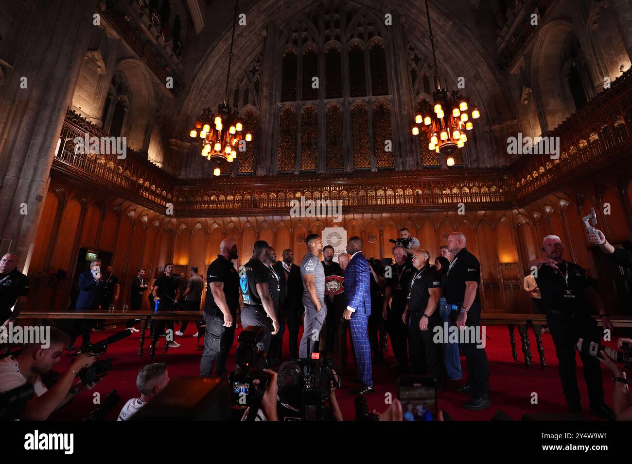 Anthony Joshua (a sinistra) e Daniel Dubois si affrontano durante una conferenza stampa alla Guildhall di Londra. Sabato 21 settembre si svolgerà la lotta per il titolo IBF tra Anthony Joshua e Daniel Dubois. Data foto: Giovedì 19 settembre 2024. Foto Stock