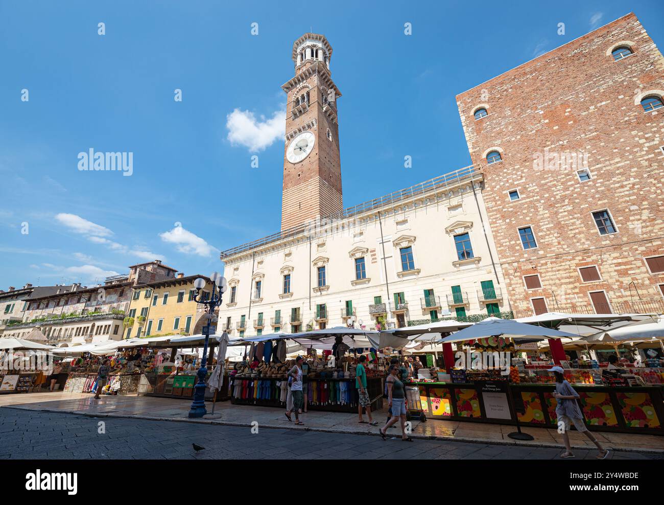 Mercato sulla famosa piazza della città Piazza delle Erbe con la torre Lamberti sullo sfondo. Verona, Italia. Foto Stock