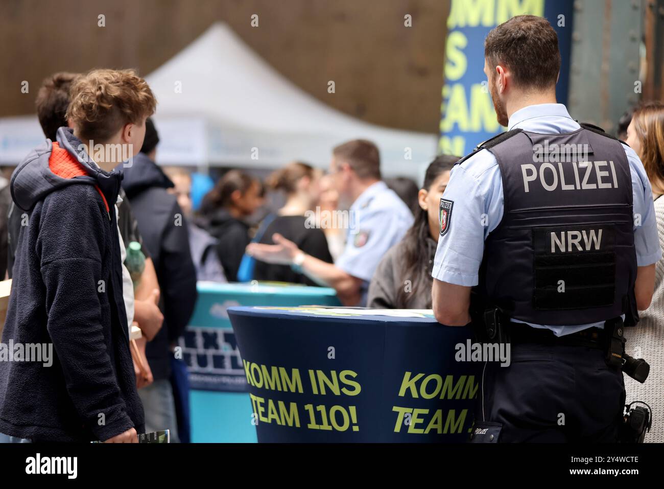 03.05.2024 Berufsinformationsmesse BIM Messe für Berufsanfänger , Jugendliche sammeln Informationenn über verschiedene Berufe Nachwuchs bei der Polizei **** 03 05 2024 Career Information Fair BIM Fair per gli inizi di carriera, i giovani raccolgono informazioni sulle varie professioni giovani agenti di polizia Foto Stock