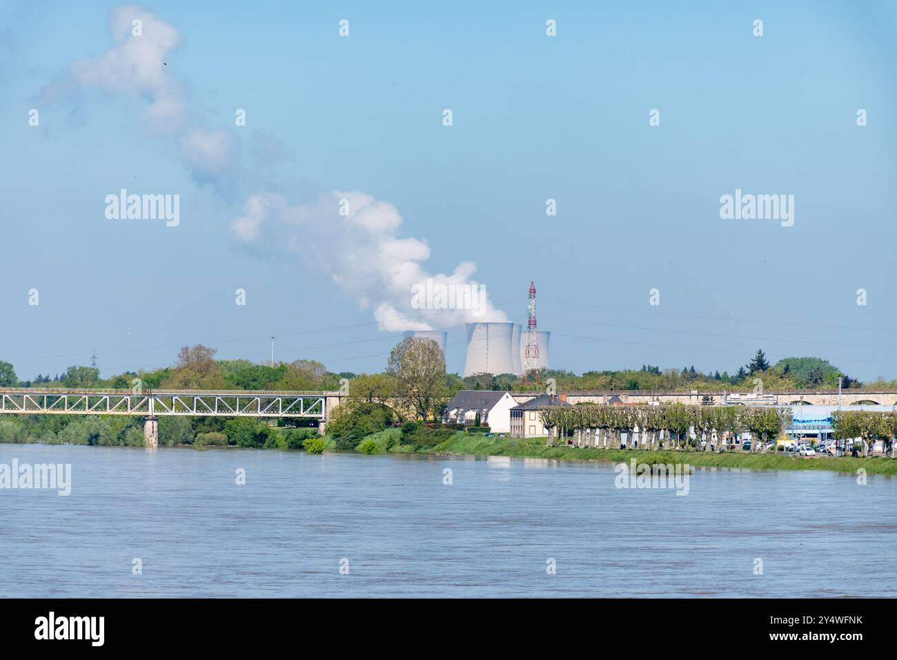 Vista sulle torri di raffreddamento della centrale nucleare centrale termoelettrica in cui la fonte di calore è il reattore nucleare, Francia, Europa, fonte di energia a basso costo Foto Stock