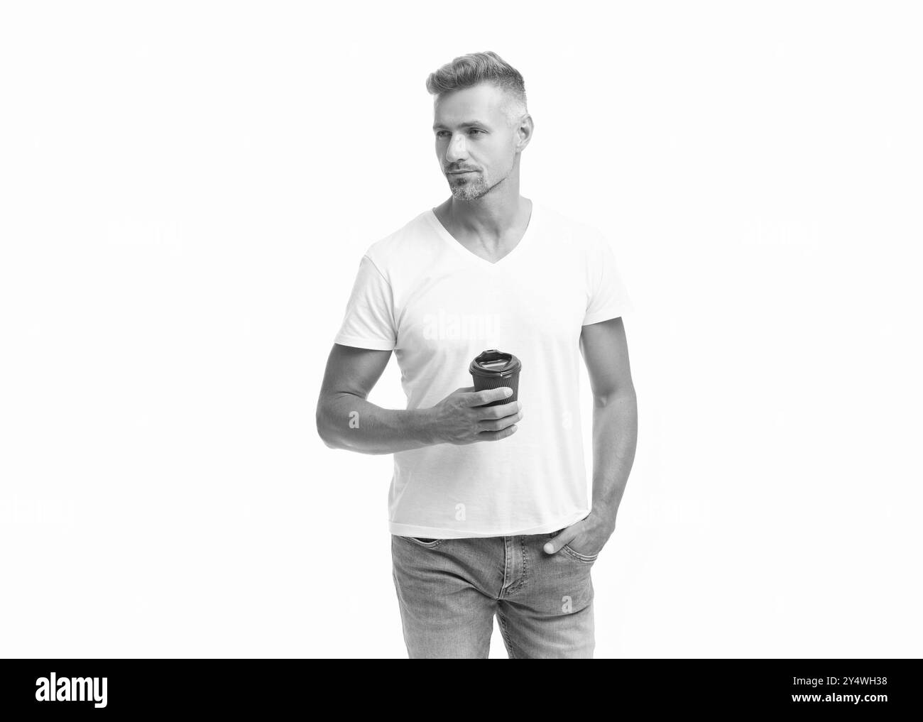 Uomo serio con caffè guardando da parte isolato su bianco. Bell'uomo che tiene una tazza da caffè di carta. Uomo in casual maglietta bianca con bevanda al caffè, studio. Foto Stock Uomo serio con caffè guardando da parte isolato su bianco. Bell'uomo che tiene una tazza da caffè di carta. Uomo in casual maglietta bianca con bevanda al caffè, studio. Foto Stock