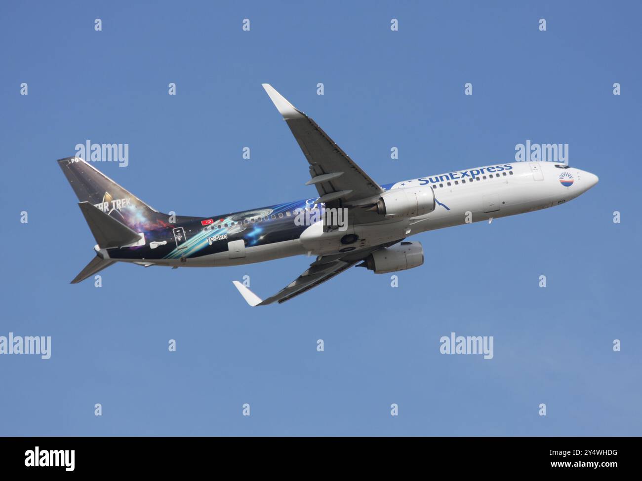 Un Boeing 737-800 di SunExpress in uno speciale schema Star Wars parte da Gatwick Foto Stock