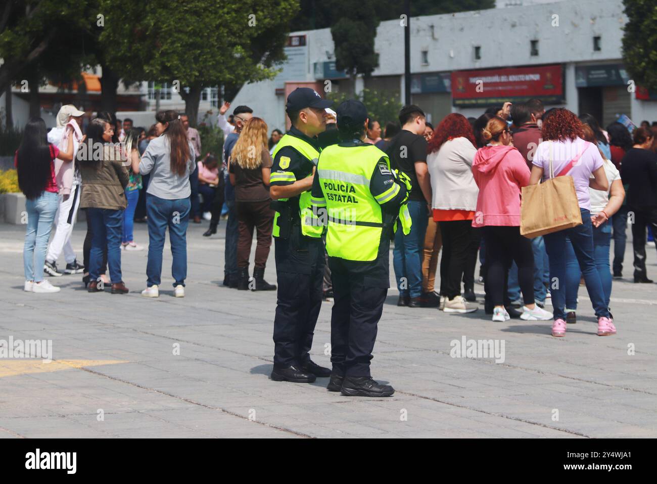 Nezahualcoyotl, Messico. 19 settembre 2024. Cittadini messicani che prendono parte all'esercitazione nazionale del 2024 di un ipotetico terremoto di magnitudo 7,5 Richter scala sismologica con epicentro a Guerrero presso il palazzo municipale di Nezahualcoyotl. Il 19 settembre 2024 nello Stato del Messico, Messico. (Foto di Carlos Santiago/ Eytepix Group) credito: SIPA USA/Alamy Live News Foto Stock