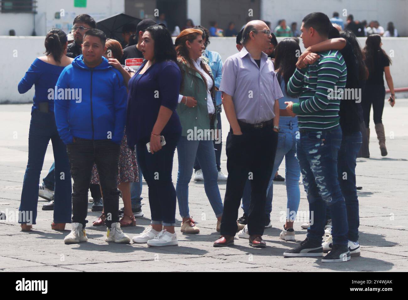 Nezahualcoyotl, Messico. 19 settembre 2024. Cittadini messicani che prendono parte all'esercitazione nazionale del 2024 di un ipotetico terremoto di magnitudo 7,5 Richter scala sismologica con epicentro a Guerrero presso il palazzo municipale di Nezahualcoyotl. Il 19 settembre 2024 nello Stato del Messico, Messico. (Foto di Carlos Santiago/ Eytepix Group) credito: SIPA USA/Alamy Live News Foto Stock