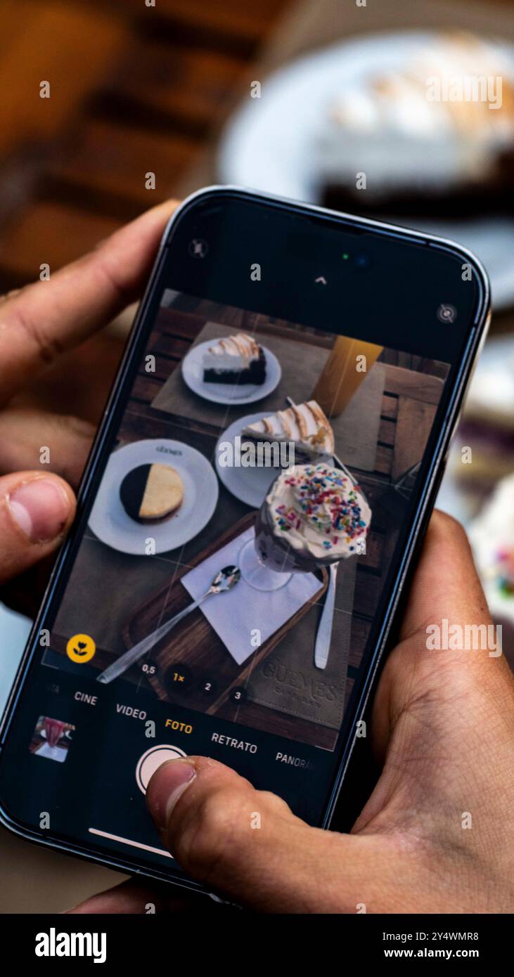 Caffetteria tradizionale per la colazione e uno spuntino in foto da vicino. Lavoro d'ufficio sul tavolino da caffè. Condividi la colazione all'aperto con torte, wa Foto Stock