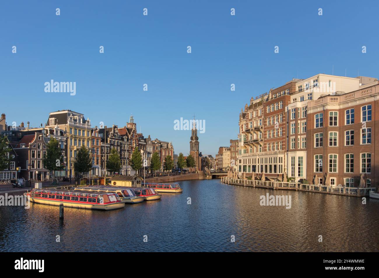 Il fiume Amstel con la torre del fuoco sullo sfondo. Nella città vecchia di Amsterdam Foto Stock