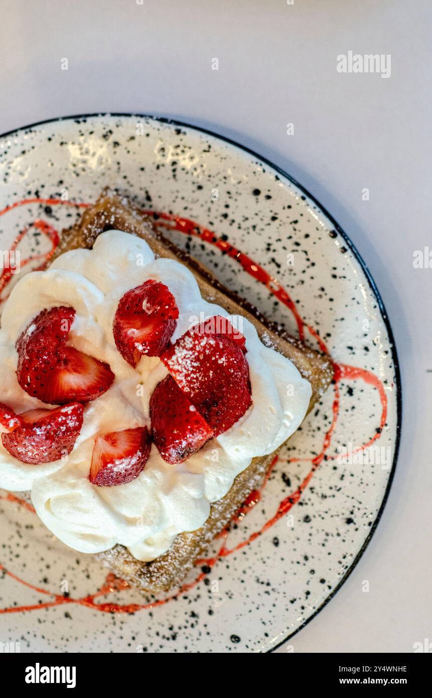 Caffetteria tradizionale per la colazione e uno spuntino in foto da vicino. Lavoro d'ufficio sul tavolino da caffè. Condividi la colazione all'aperto con torte, wa Foto Stock