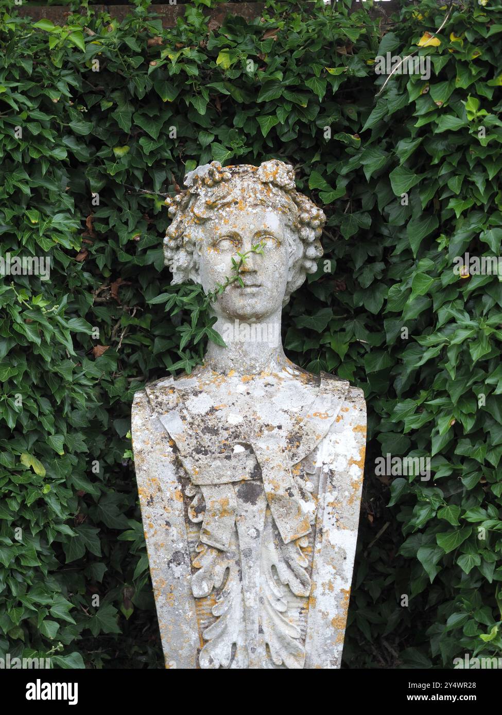 Busto ornamento da giardino in stile clasico, Blicking Hall, Norfolk, Regno Unito Foto Stock
