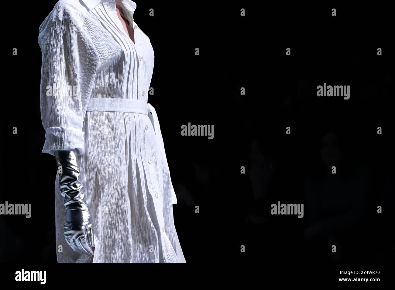 Abito lungo bianco e guanti in argento, stilista creativo eleganti abiti alla moda da donna Foto Stock