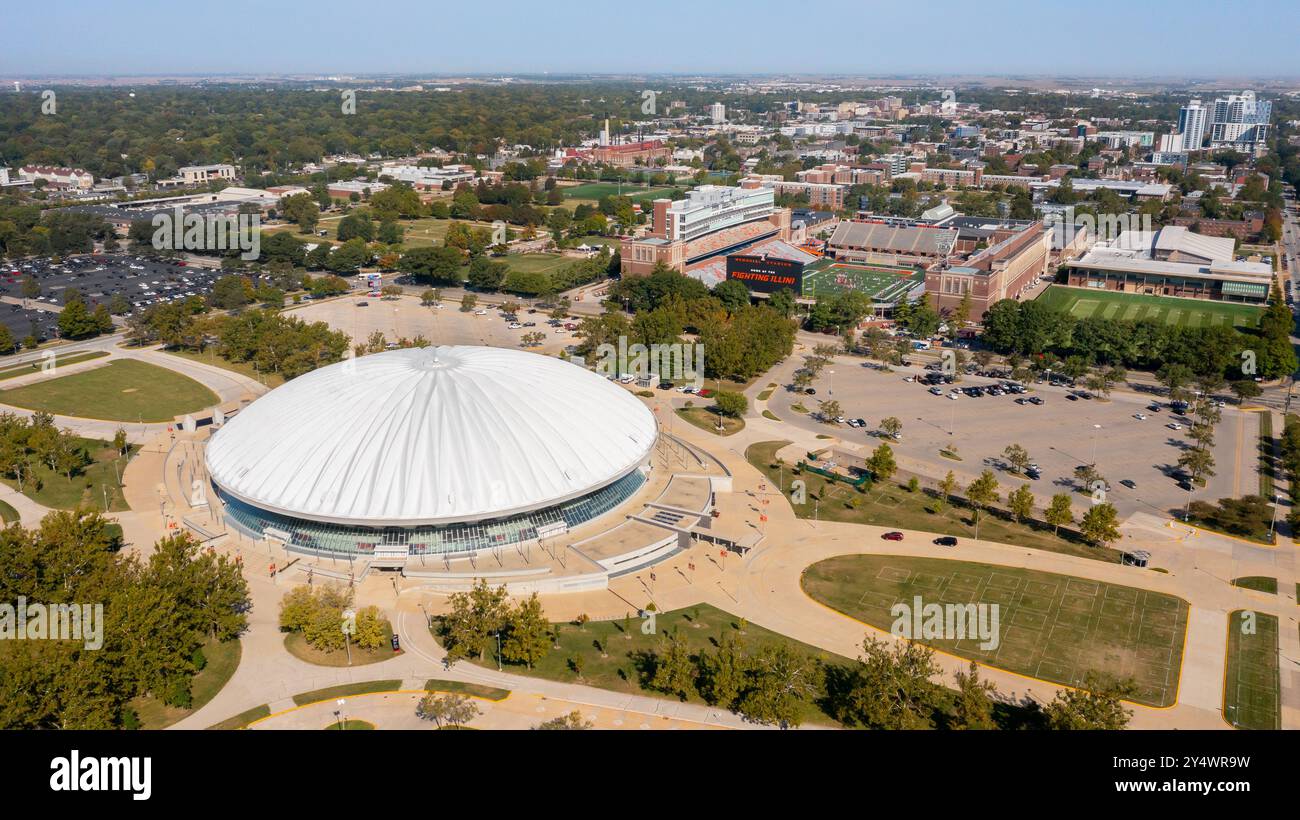 Vista aerea del Memorial Stadium e dello State Farm Center presso la University of Illinois per le squadre e gli eventi sportivi Fighting Illini. Foto Stock
