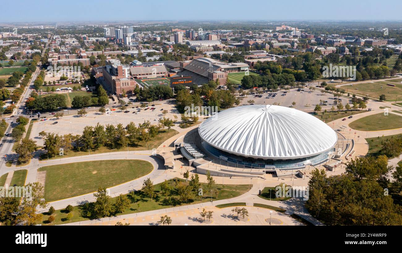Vista aerea del Memorial Stadium e dello State Farm Center presso la University of Illinois per le squadre e gli eventi sportivi Fighting Illini. Foto Stock