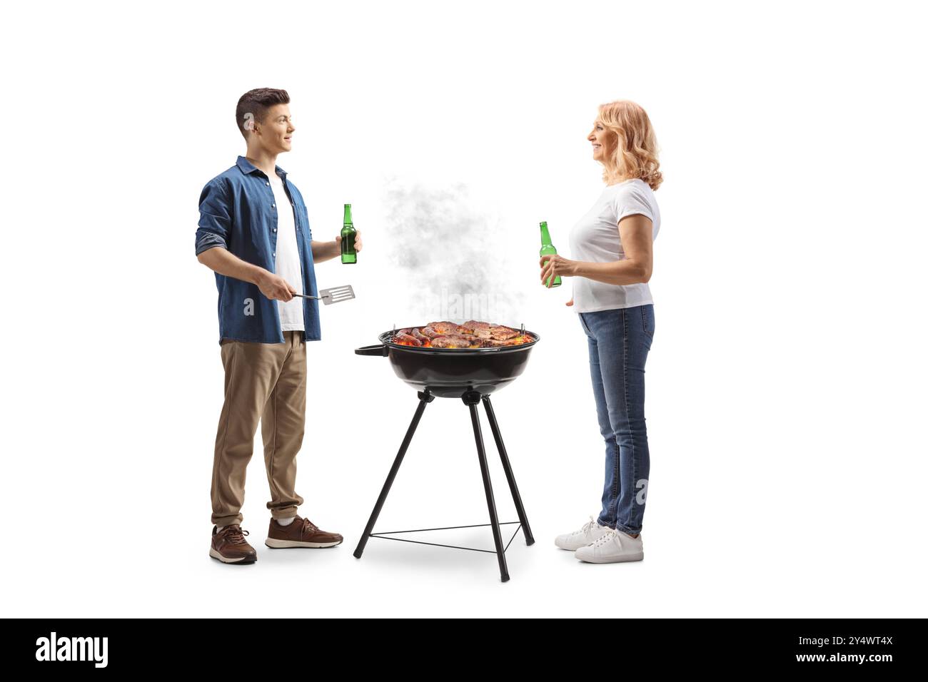 Uomo e donna bevono birra e cucinano carne su un barbecue isolato su sfondo bianco Foto Stock