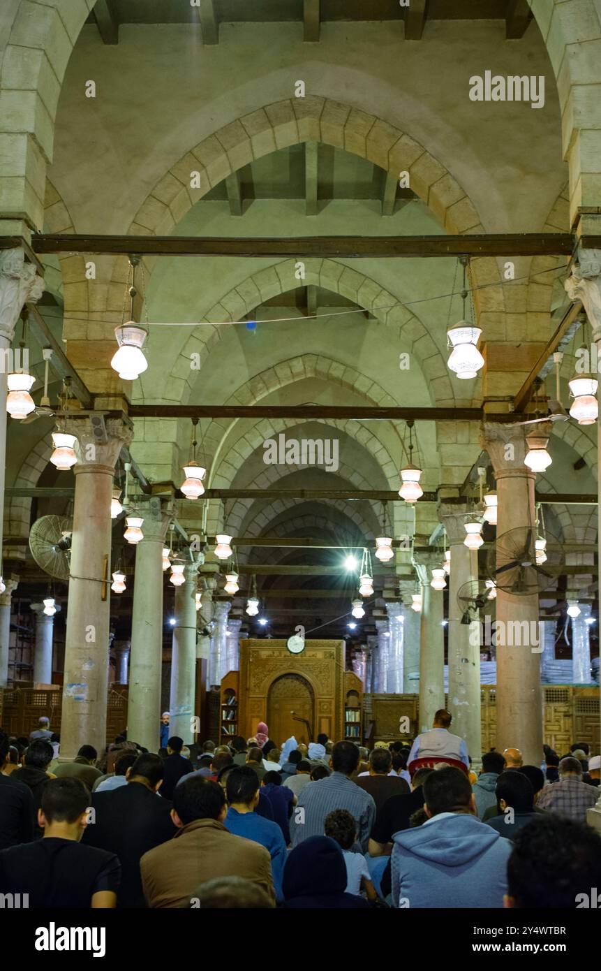 Una vista di una folla di musulmani che pregano il Ramadan tarawih alla moschea amr bin Ash di fustat in Egitto di notte Foto Stock