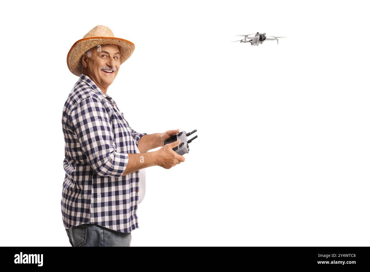 Agricoltore che vola su un drone, agricoltura intelligente e tecnologia avanzata concetto isolato su sfondo bianco Foto Stock