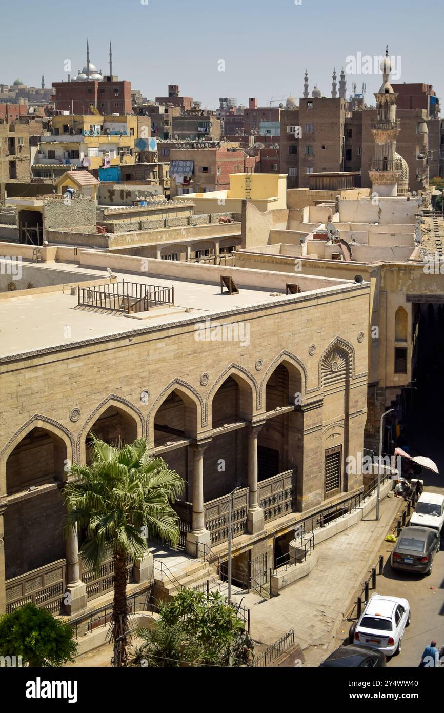 vista esterna dell'antica moschea storica dall'esterno del cairo in egitto alla luce del giorno Foto Stock