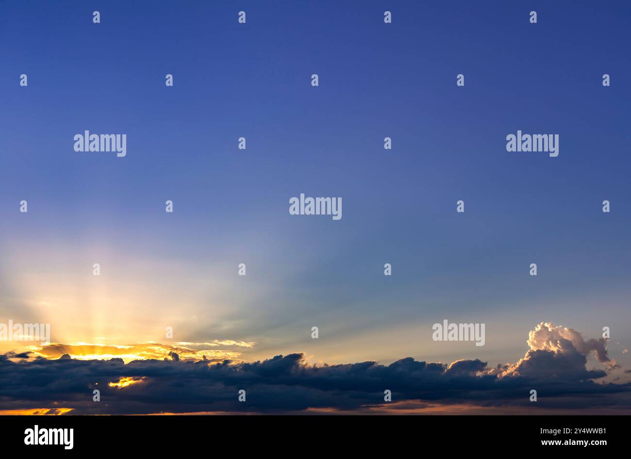 Tramonto con un cielo spettacolare. Cielo nuvoloso al tramonto con grande paesaggio blu in cima. Foto Stock