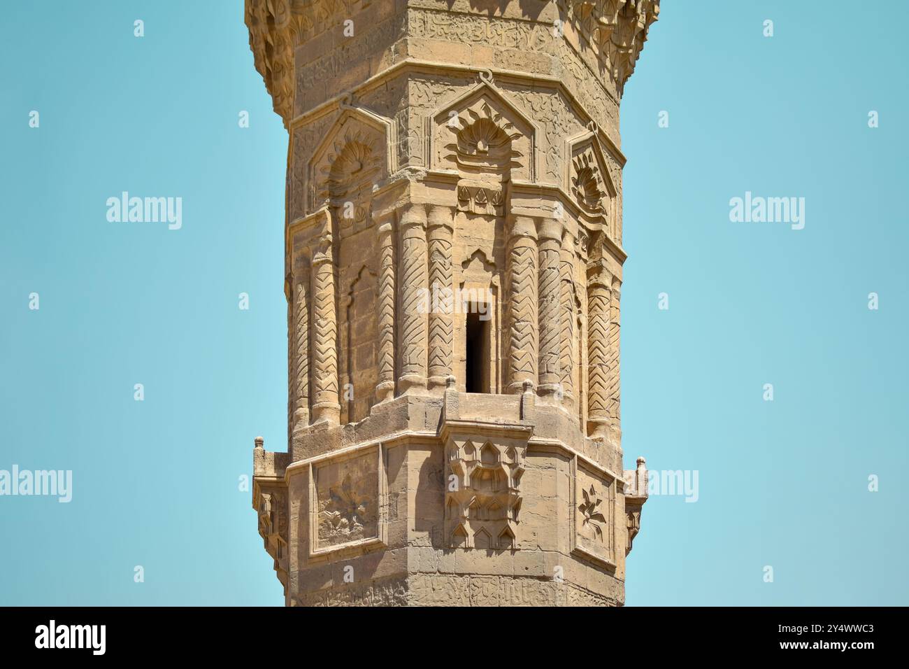 arte e dettagli all'esterno della storica moschea minareti al cairo, in egitto, alla luce del giorno Foto Stock