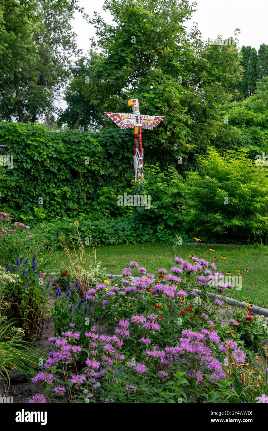 Un piccolo totem nei Butterfly Gardens di Winkler, Manitoba, Canada. Foto Stock
