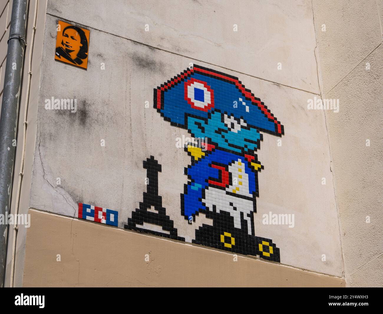 Smurf Napoleon, e Torre Eiffel, Street Art, Parigi Francia, Europa, UE. Foto Stock