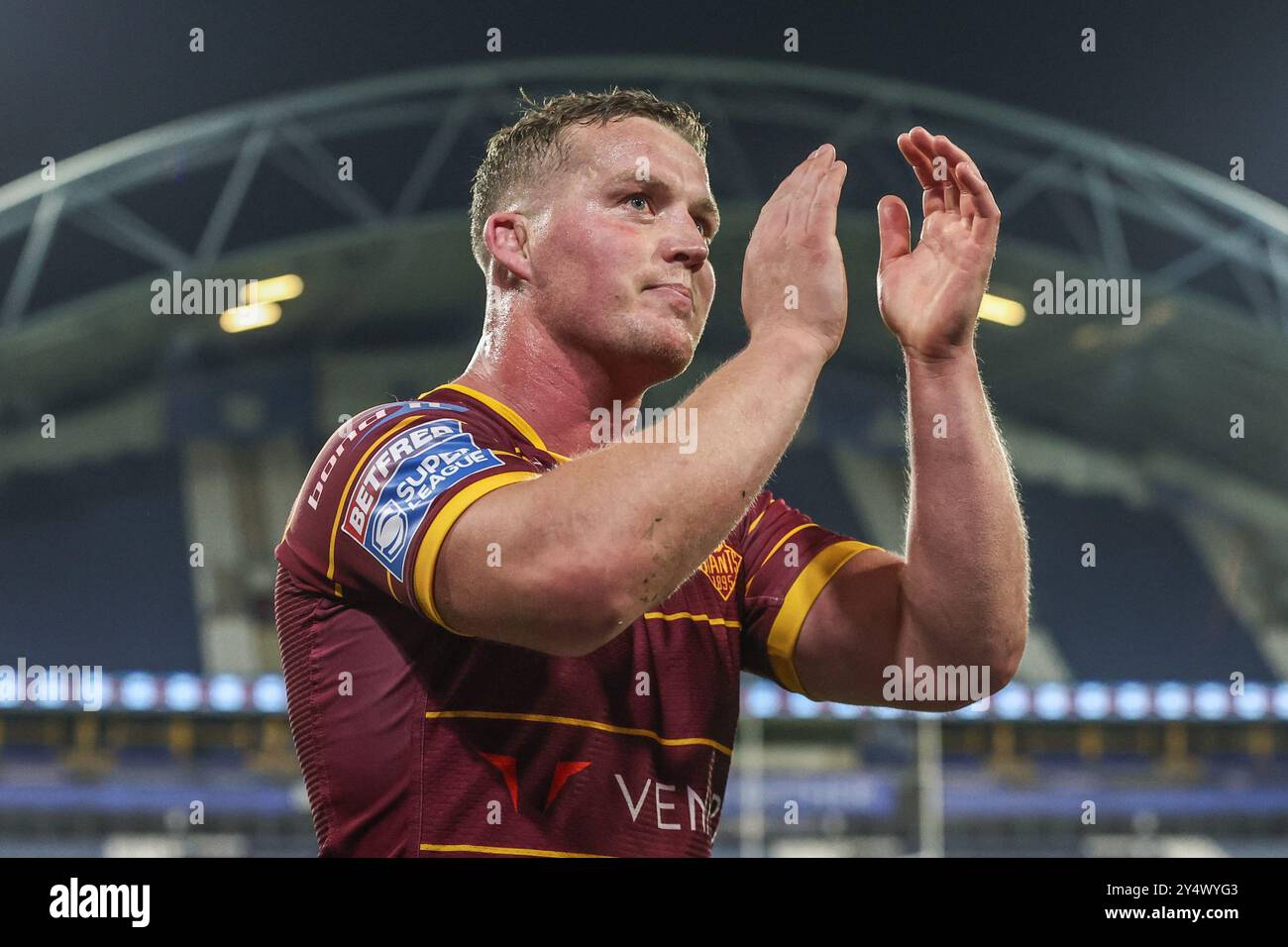 Adam Milner degli Huddersfield Giants applaude i tifosi in trasferta dopo la partita del Betfred Super League Round 27 Huddersfield Giants vs Castleford Tigers al John Smith's Stadium, Huddersfield, Regno Unito, 19 settembre 2024 (foto di Alfie Cosgrove/News Images) Foto Stock