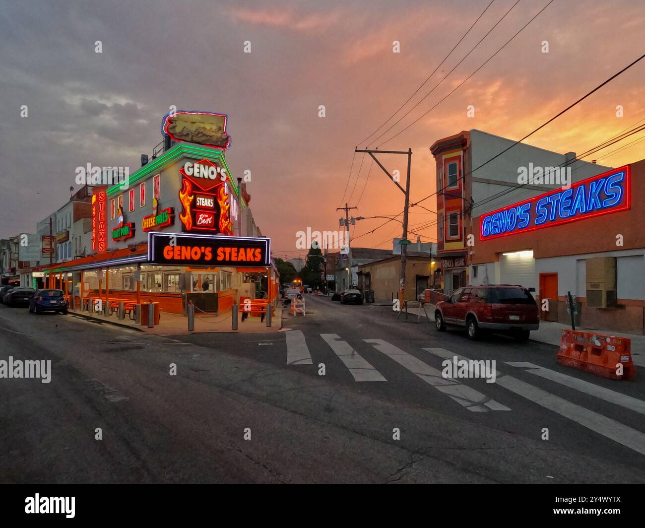 Il neon del Geno's Steaks risplende all'alba nel mercato italiano di Filadelfia. Foto Stock