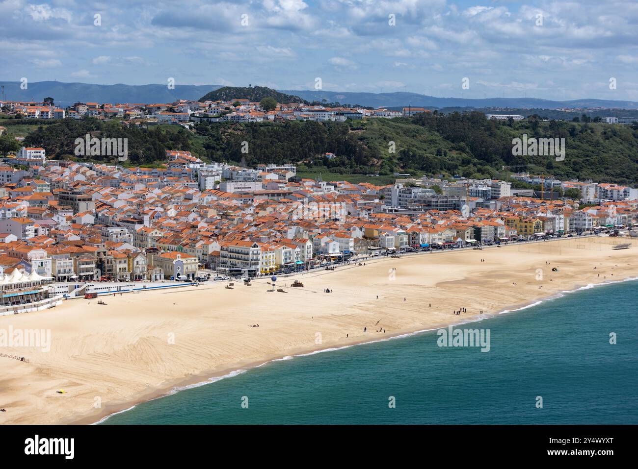 Nazare è una comunità costiera in Portogallo famosa in tutto il mondo per essere il luogo con le onde più grandi del mondo. Foto Stock