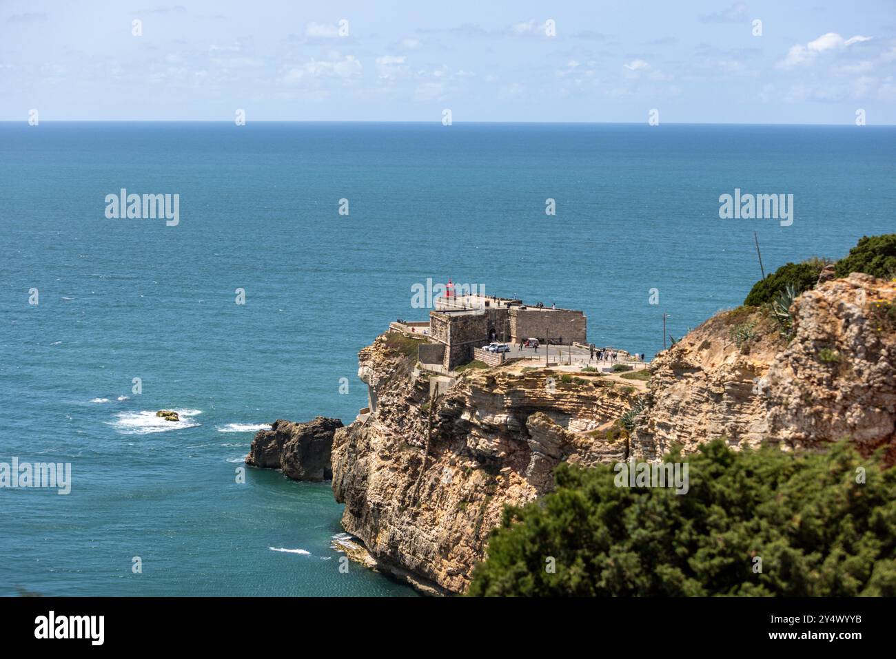 Nazare è una comunità costiera in Portogallo famosa in tutto il mondo per essere il luogo con le onde più grandi del mondo. Foto Stock