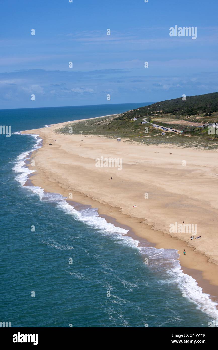 Nazare è una comunità costiera in Portogallo famosa in tutto il mondo per essere il luogo con le onde più grandi del mondo. Foto Stock
