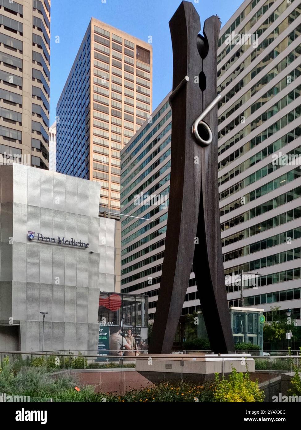 Clothespin, una scultura in acciaio di Claes Oldenburg, si trova in Market Street a Centre Square a Philadelphia. Foto Stock