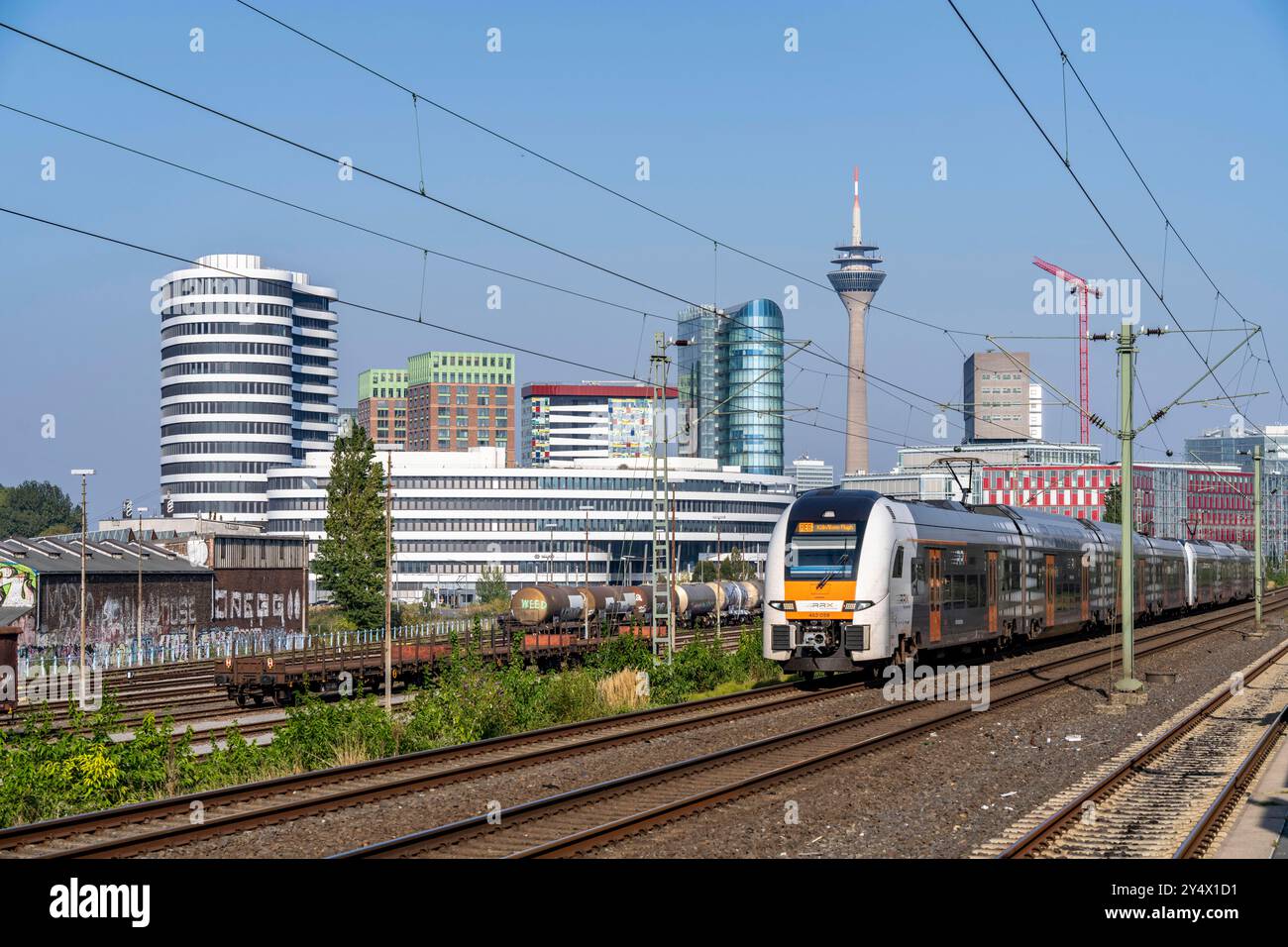 Regionalexpress RE6 nach Köln, RRX, Rhein-Ruhr-Express, Skyline der Düsseldorfer Innenstadt, Medienhafen, Nahverkehrszug, Nahverkehr *** Regional Express RE6 per Colonia, RRX, Rhein Ruhr Express, skyline del centro di Düsseldorf, Medienhafen, treno locale, trasporto locale Foto Stock