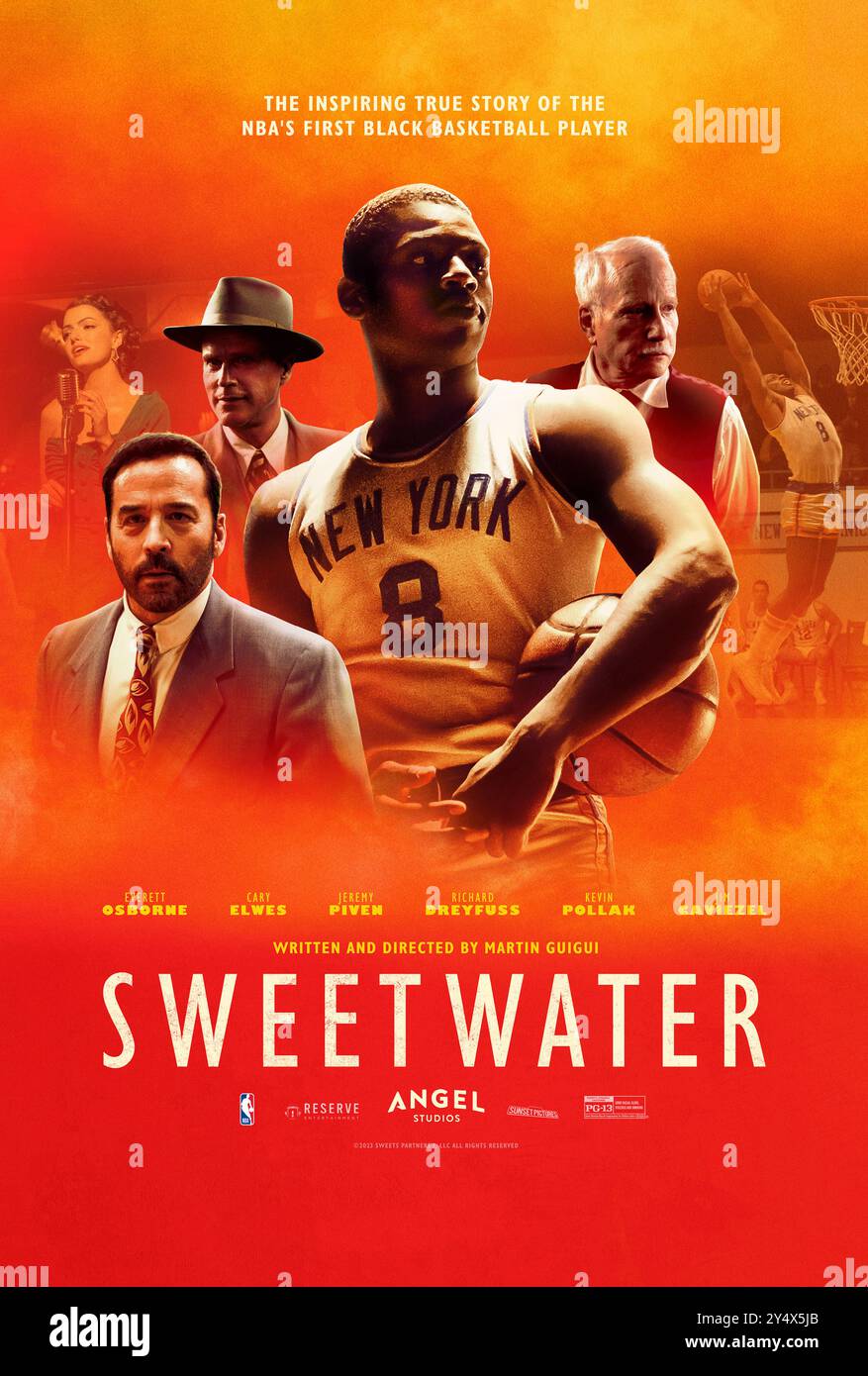 Sweetwater (2023) diretto da Martin Guigui e interpretato da Everett Osborne, Cary Elwes e Jeremy Piven. Nell'autunno del 1950, Nat 'Sweetwater' Clifton fa la storia nel suo viaggio per diventare il primo afroamericano a firmare un contratto NBA, cambiando per sempre il gioco del basket. Poster internazionale ***SOLO PER USO EDITORIALE***. Crediti: BFA / Angel Studios Foto Stock