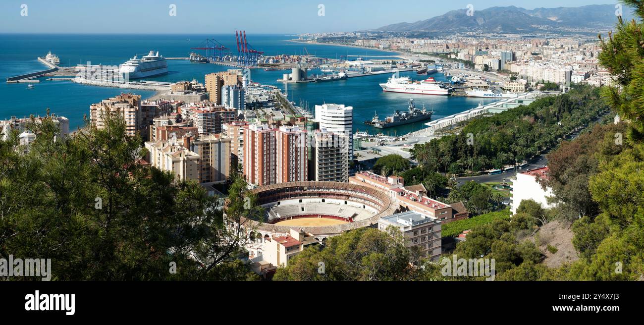 Vista del porto di Malaga, dell'arena della Malagueta, della costa e della città dal Parador di Gibralfaro. Provincia di Málaga, Andalusia, Spagna. Foto Stock