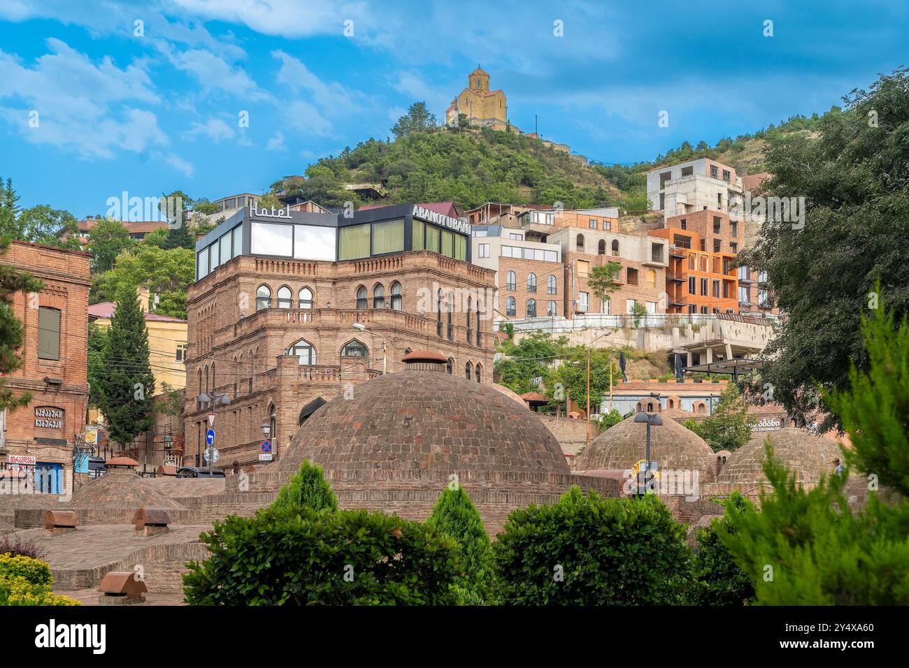 Centro storico della vecchia Tbilisi, Georgia. Quartiere Abanotubani, bagni di zolfo, tetto a cupola Foto Stock