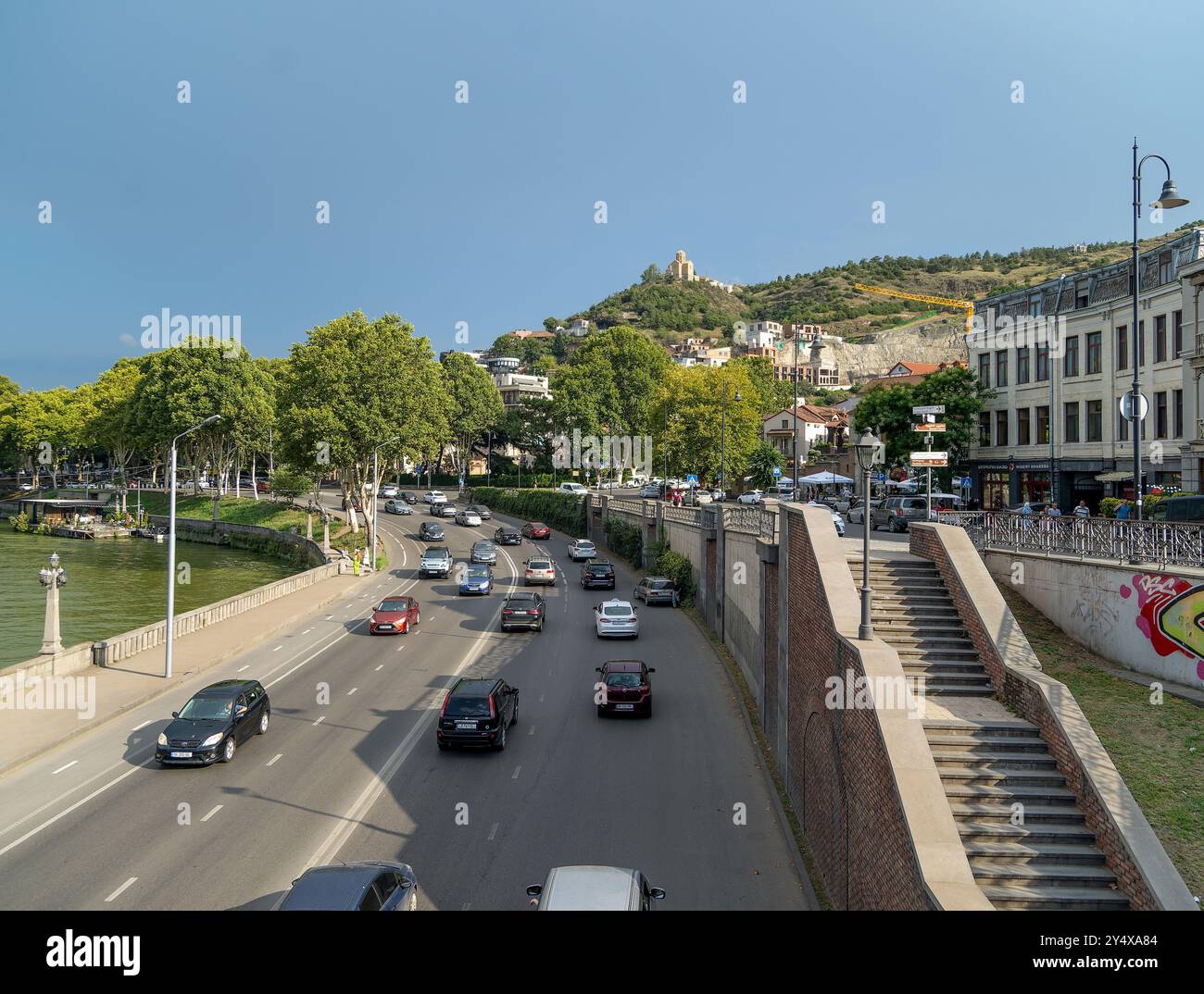 Tbilisi, Georgia - 07 agosto 2024.:via Vakhtang Gorgasali, la riva del fiume Kura, Tabor Monastero della Trasfigurazione in lontananza. Foto Stock