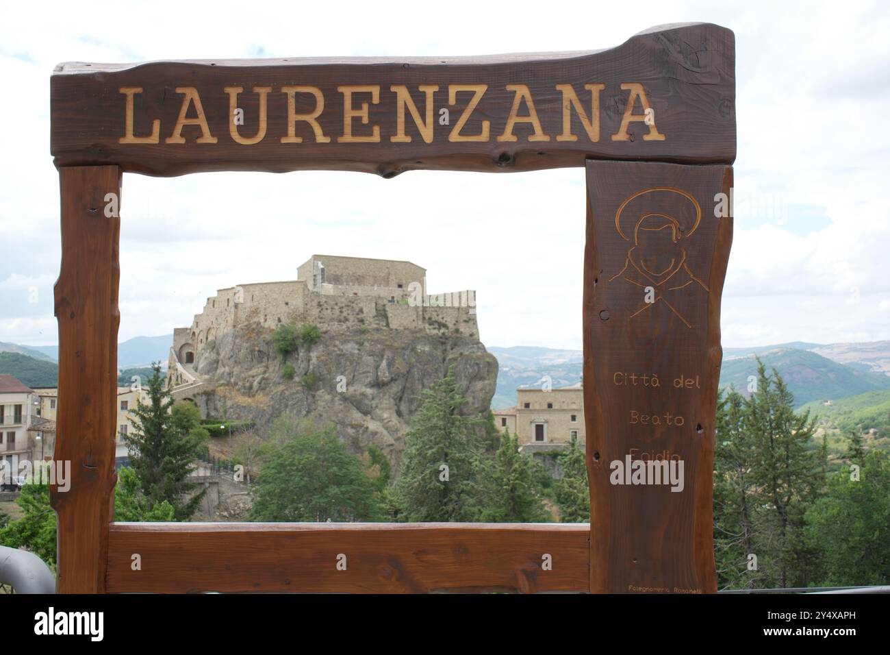 Splendida cornice in legno con il nome della città "Laurenzana", piccolo villaggio in provincia di potenza, regione Basilicata, italia meridionale Foto Stock