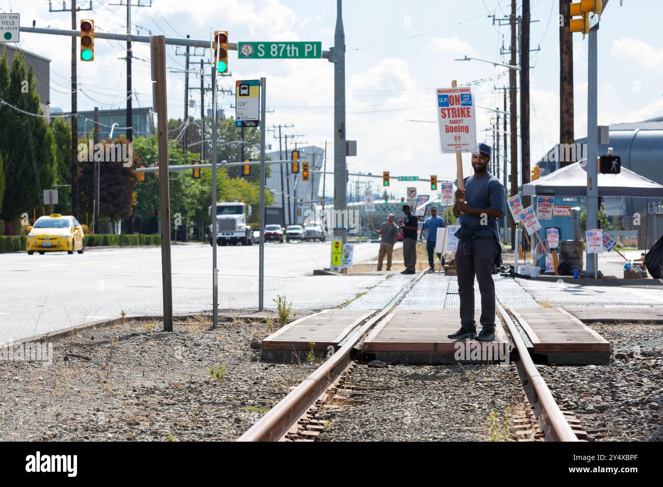 Seattle, Washington, Stati Uniti. 19 settembre 2024. I lavoratori e i sostenitori della Boeing picchettano fuori dall'edificio Boeing 14-01, dove è completato l'aereo militare P-8 Poseidon. Il nuovo CEO della Boeing Kelly Ortberg ha annunciato furloughs temporanei e altre misure di riduzione dei costi mentre lo sciopero dei macchinisti sta sta entrando nel suo settimo giorno. Crediti: Paul Christian Gordon/Alamy Live News Foto Stock