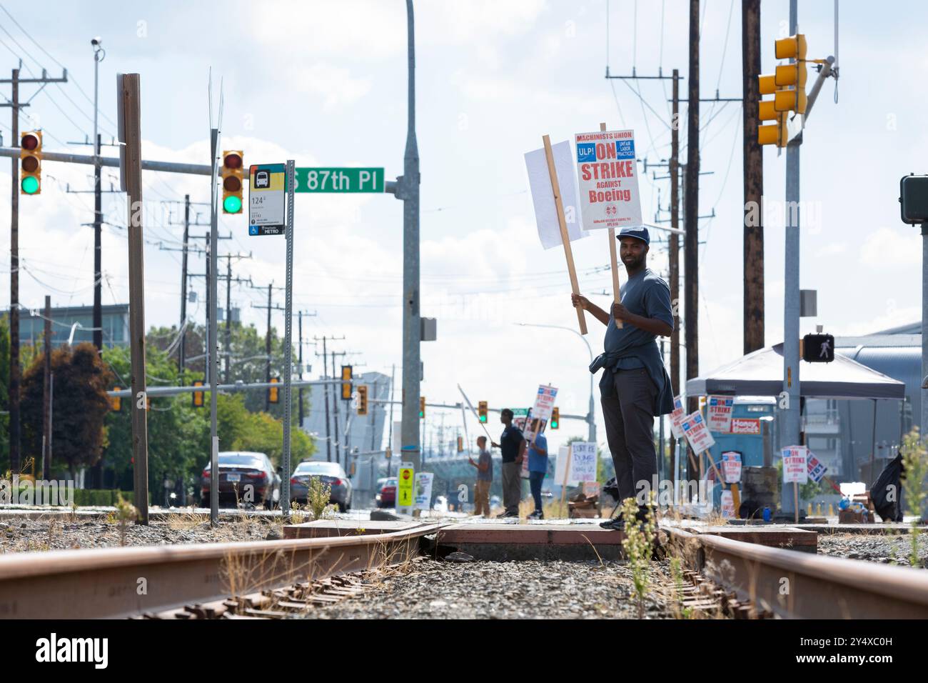 Seattle, Washington, Stati Uniti. 19 settembre 2024. I lavoratori e i sostenitori della Boeing picchettano fuori dall'edificio Boeing 14-01, dove è completato l'aereo militare P-8 Poseidon. Il nuovo CEO della Boeing Kelly Ortberg ha annunciato furloughs temporanei e altre misure di riduzione dei costi mentre lo sciopero dei macchinisti sta sta entrando nel suo settimo giorno. Crediti: Paul Christian Gordon/Alamy Live News Foto Stock
