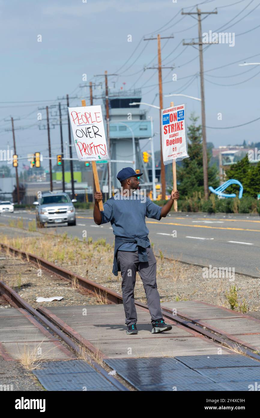 Seattle, Washington, Stati Uniti. 19 settembre 2024. Un operaio della Boeing fa un prelievo fuori dall'edificio Boeing 14-01, dove viene completato l'aereo militare P-8 Poseidon. Il nuovo CEO della Boeing Kelly Ortberg ha annunciato furloughs temporanei e altre misure di riduzione dei costi mentre lo sciopero dei macchinisti sta sta entrando nel suo settimo giorno. Crediti: Paul Christian Gordon/Alamy Live News Foto Stock