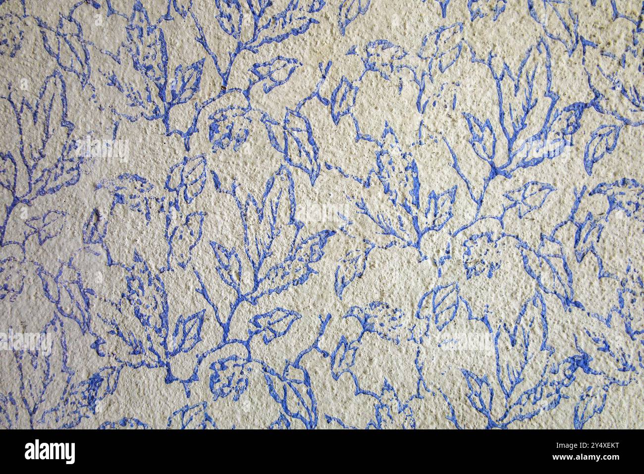 ornamenti sulla parete, ornamenti a rullo blu sulla parete, sfondo blu Foto Stock