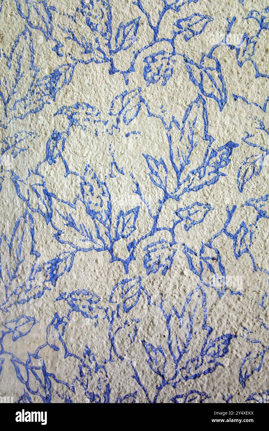 ornamenti sulla parete, ornamenti a rullo blu sulla parete, sfondo blu Foto Stock