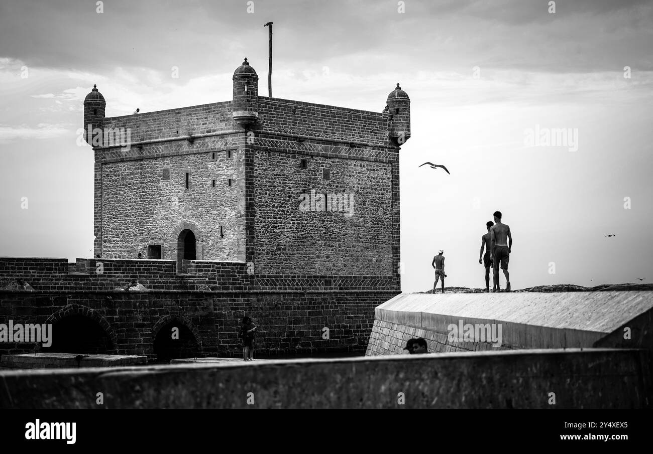 La magia dell'ora d'oro a Essaouira, passeggiando per le affascinanti strade e assistendo al tramonto mozzafiato sull'Atlantico, in Marocco Foto Stock