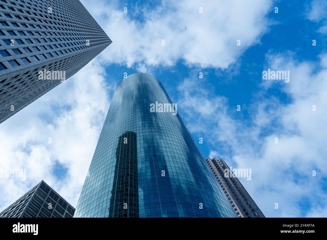 Affacciati su alti e moderni edifici di uffici con il cielo blu sullo sfondo. Foto Stock