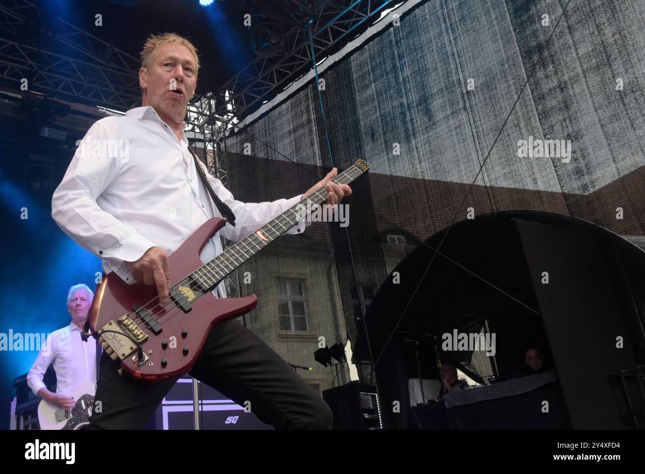 John Edward Bass und im Hintergrund Andrew Brown Keybord, Gitarre geben ein Konzert mit ihrer Band Status Quo im Schlosspark Oranienburg. *** John Edward Bass e in sottofondo Andrew Brown Keyboard, Guitar danno un concerto con la loro band Status Quo nello Schlosspark Oranienburg Foto Stock