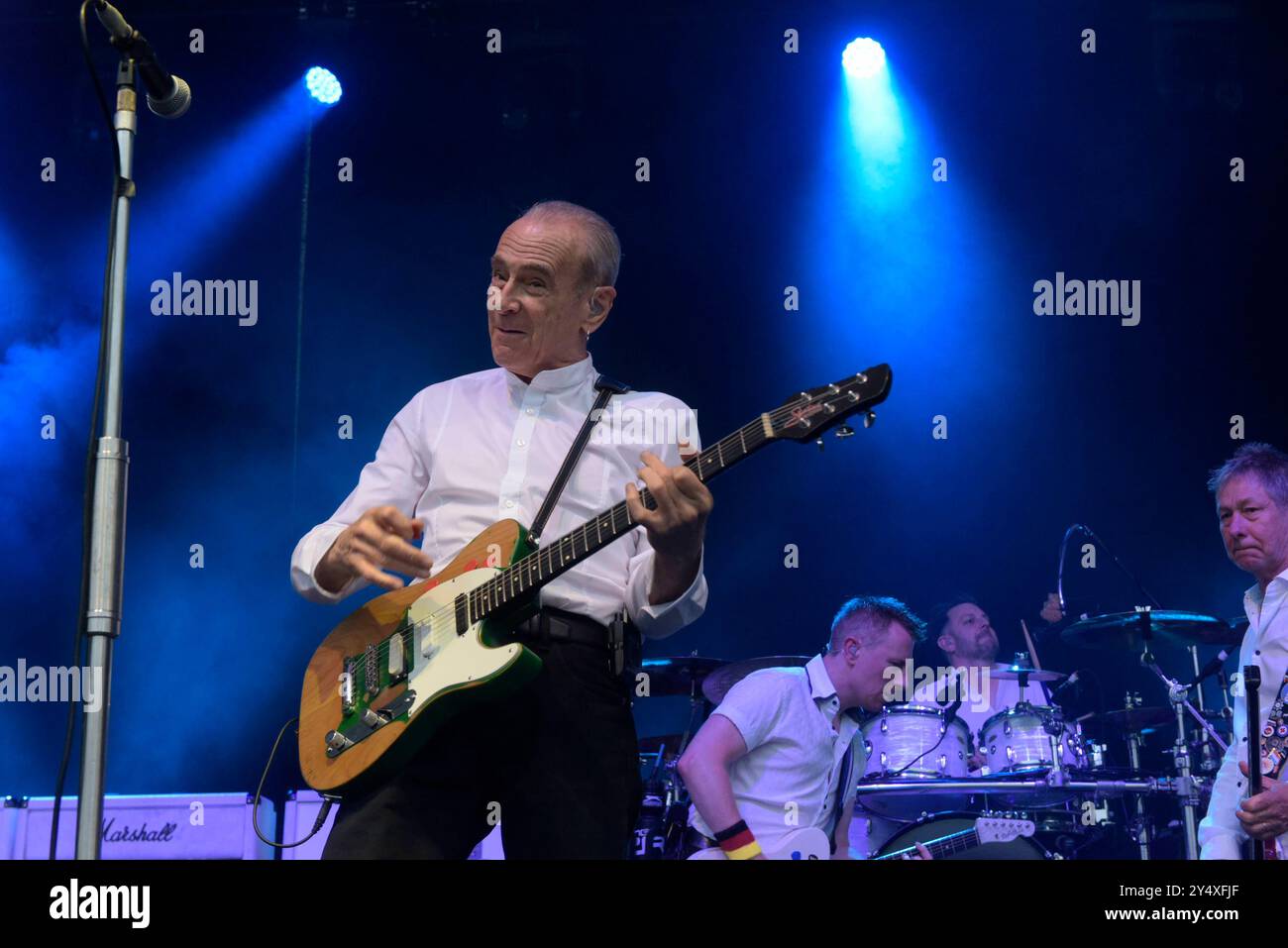 Francis Rossi Gesang, Gitarre, Richie Malone Gitarrist, Leon Cave Schlagzeug und John Edward Bass geben ein Konzert mit ihrer Band Status Quo im Schlosspark Oranienburg. *** Francis Rossi voce, chitarra, Richie Malone chitarrista, Leon Cave batteria e John Edward basso danno un concerto con la loro band Status Quo nello Schlosspark Oranienburg Foto Stock